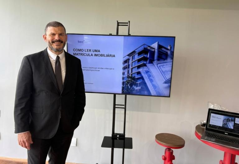 Especialista em direito imobiliário ao lado de slide sobre como ler uma matrícula do imóvel e aplicar due diligence para destravar negociações imobiliárias.